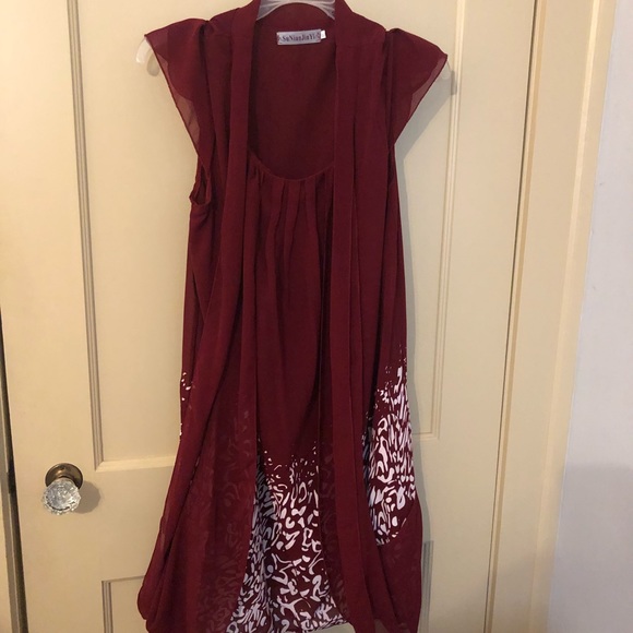 BURGUNDY DRESS WITH WHITE DESIGN ON BOTTOM - Picture 3 of 7